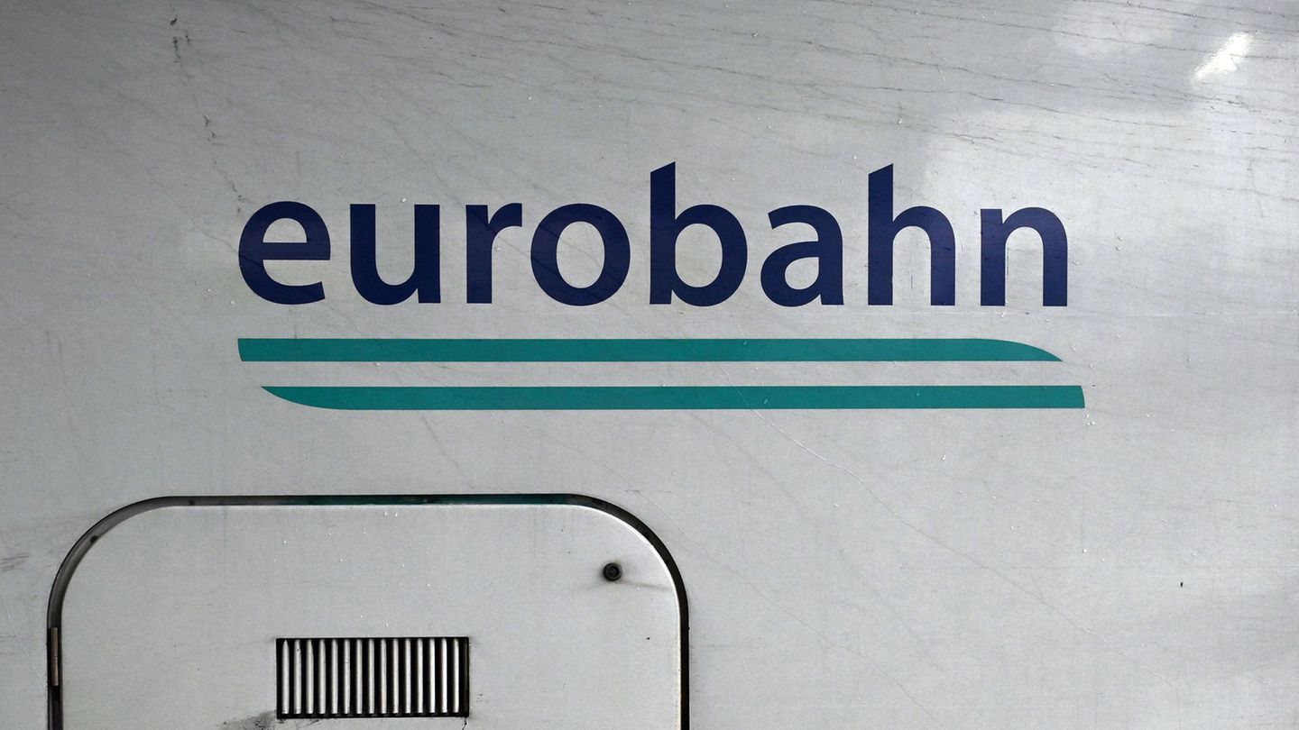 Ein Zug der Eurobahn steht in einem Hauptbahnhof. (Archivbild) Foto: Federico Gambarini/dpa Ein Zug der Eurobahn steht in einem Hauptbahnhof. (Archivbild) Foto: Federico Gambarini/dpa