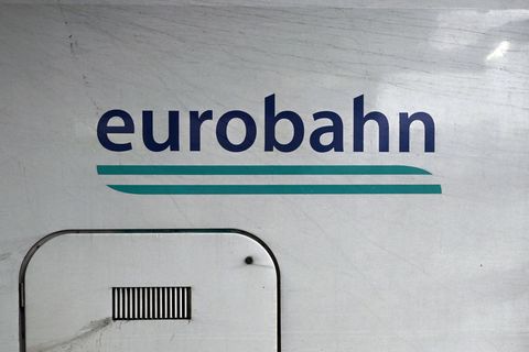 Ein Zug der Eurobahn steht in einem Hauptbahnhof. (Archivbild) Foto: Federico Gambarini/dpa