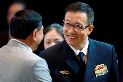 Chinas Verteidigungsminister Dong Jun (rechts)