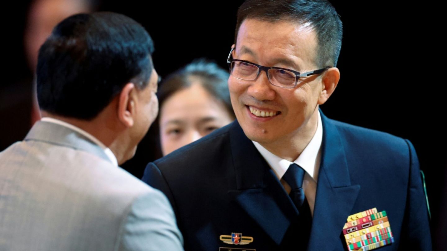 Chinas Verteidigungsminister Dong Jun (rechts) Chinas Verteidigungsminister Dong Jun (rechts)