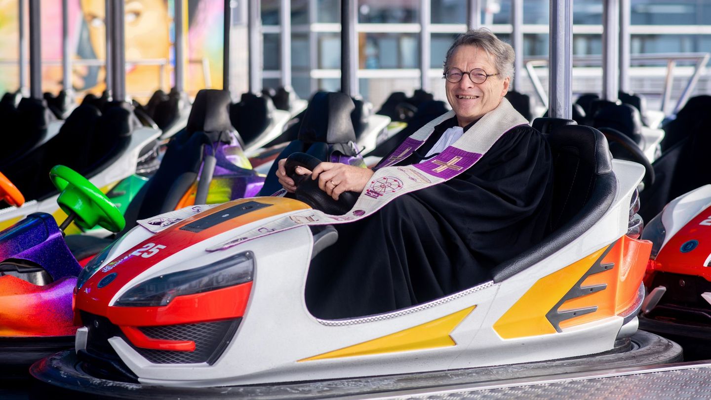Der Bremer Pastor Friedhelm Blüthner predigte bei einem Gottesdienst am Reformationstag im Autoscooter auf dem Freimarkt. Foto:  Der Bremer Pastor Friedhelm Blüthner predigte bei einem Gottesdienst am Reformationstag im Autoscooter auf dem Freimarkt. Foto:
