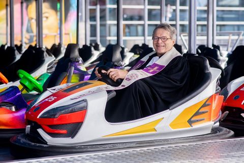 Der Bremer Pastor Friedhelm Blüthner predigte bei einem Gottesdienst am Reformationstag im Autoscooter auf dem Freimarkt. Foto: