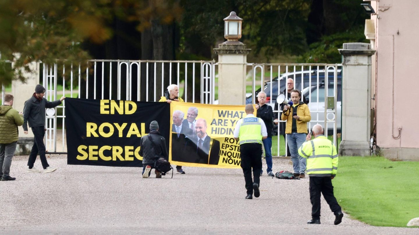 Demonstranten vor Royal Lodge Demonstranten vor Royal Lodge
