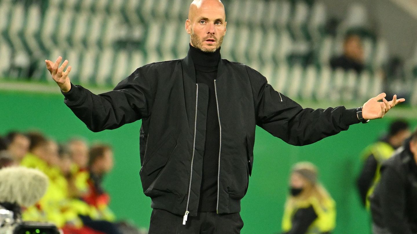 Wolfsburgs Trainer Paul Simonis steht vor dem Hoffenheim-Spiel in der Kritik. Foto: Swen Pförtner/dpa Wolfsburgs Trainer Paul Simonis steht vor dem Hoffenheim-Spiel in der Kritik. Foto: Swen Pförtner/dpa