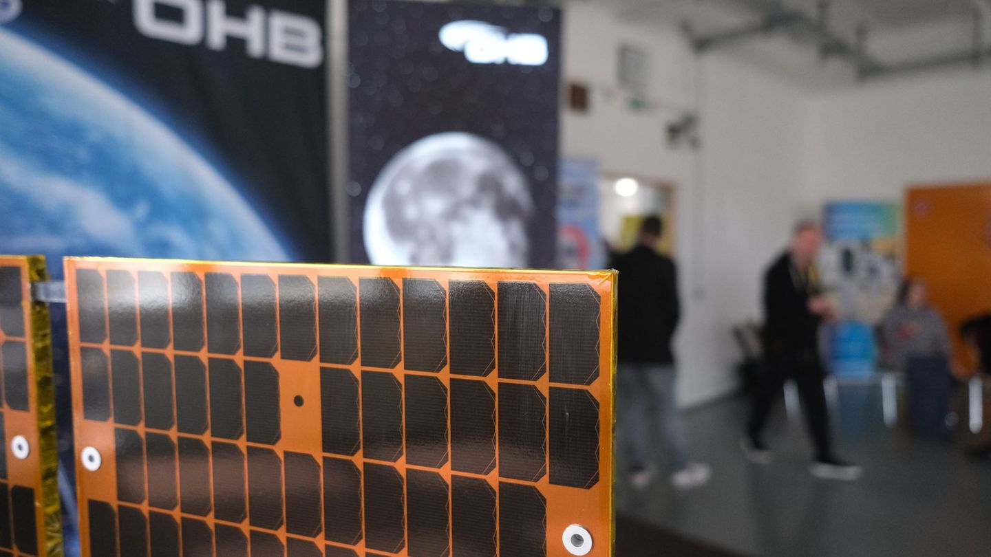 Das Bremer Raumfahrtunternehmen OHB baut eine neue Fertigung in Sachsen auf. Dazu übernimmt es zum Jahreswechsel den Standort de Das Bremer Raumfahrtunternehmen OHB baut eine neue Fertigung in Sachsen auf. Dazu übernimmt es zum Jahreswechsel den Standort de