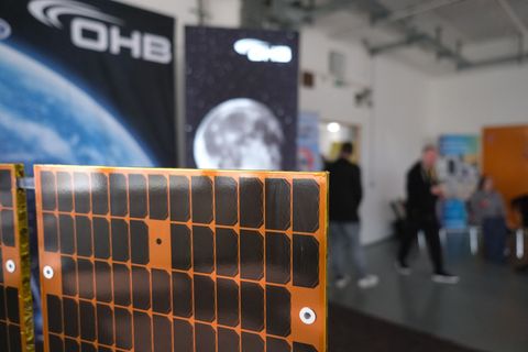 Das Bremer Raumfahrtunternehmen OHB baut eine neue Fertigung in Sachsen auf. Dazu übernimmt es zum Jahreswechsel den Standort de