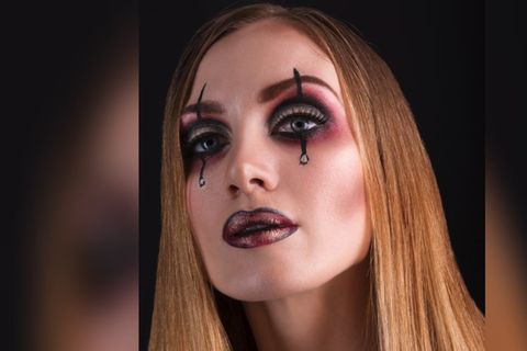 Dunkle Farben machen das Clown-Make-up gleich viel gruseliger. Dunkle Farben machen das Clown-Make-up gleich viel gruseliger.