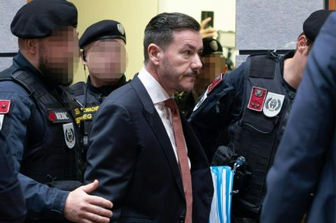 Benko wird in den Gerichtssaal geführt