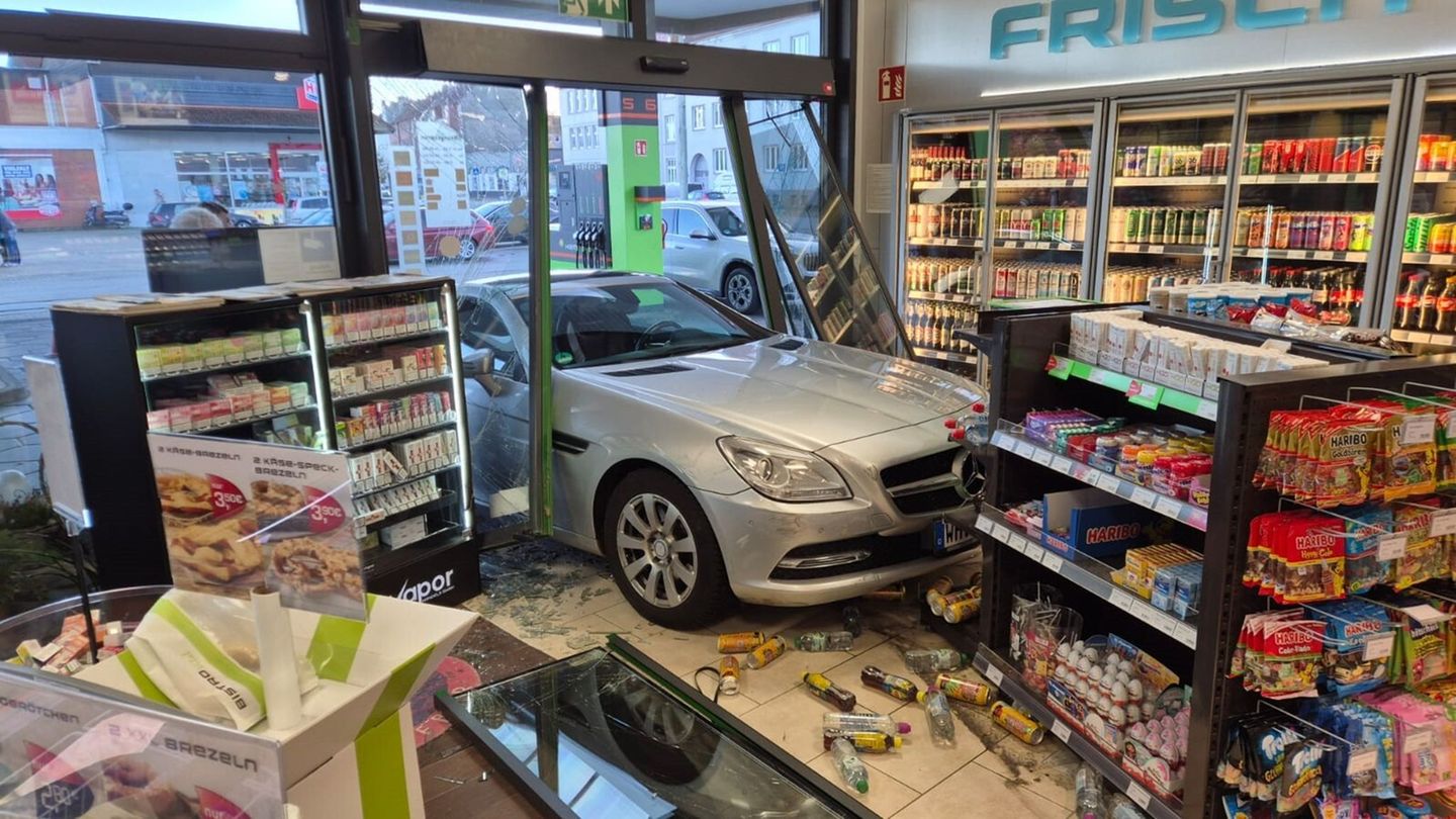 In Wilhelmshaven ist eine 65-Jährige mit ihrem Auto in den Verkaufsraum einer Tankstelle gefahren. Foto: --/Polizeiinspektion Wi In Wilhelmshaven ist eine 65-Jährige mit ihrem Auto in den Verkaufsraum einer Tankstelle gefahren. Foto: --/Polizeiinspektion Wi