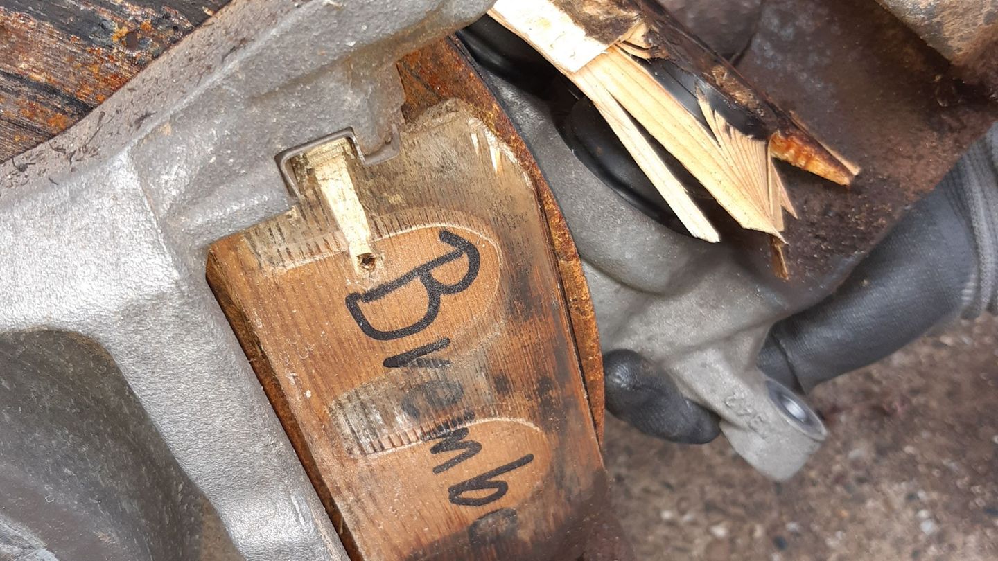 Auf dem Holzklotz steht mit der Filzstift der Name eines Autozulieferers geschrieben Foto: Polizeipräsidium Ludwigsburg/dpa Auf dem Holzklotz steht mit der Filzstift der Name eines Autozulieferers geschrieben Foto: Polizeipräsidium Ludwigsburg/dpa