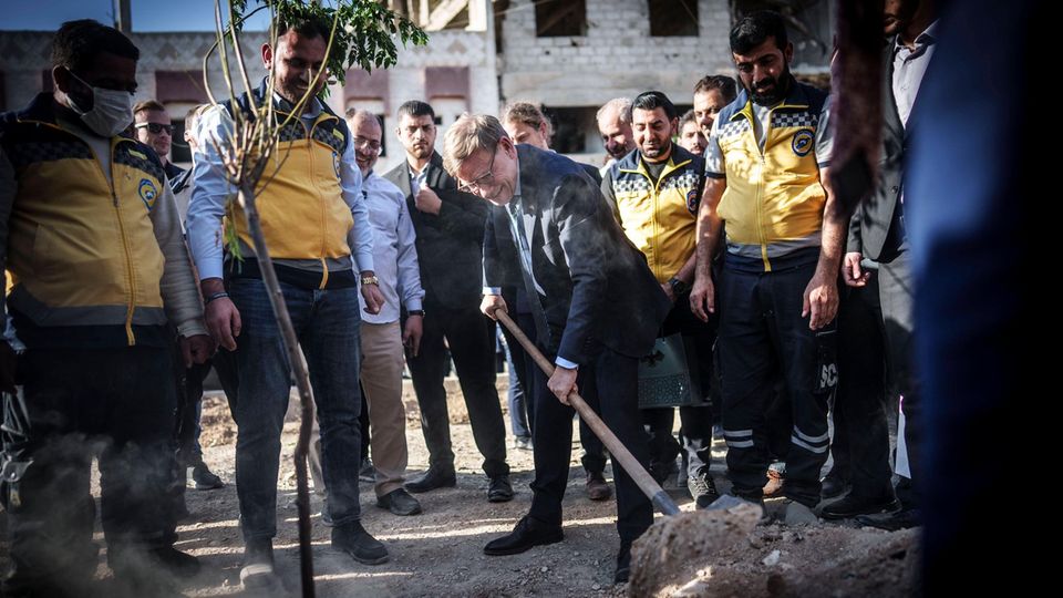 "Erinnert an Deutschland von 1945": Wadephul besucht zerbombte Vororte in Syrien "Erinnert an Deutschland von 1945": Wadephul besucht zerbombte Vororte in Syrien