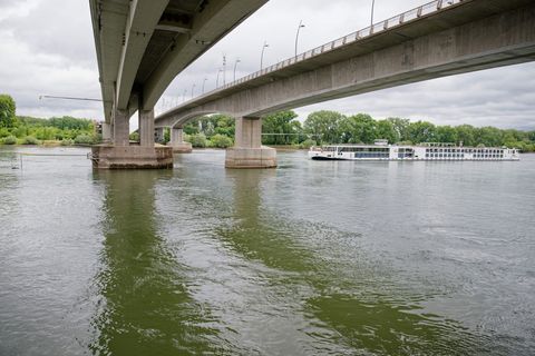 Am Rheinufer in Worms fand einleitend die erste Probeentnahme statt. (Symbolbild) Foto: Uwe Anspach/dpa