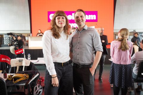 Die beiden Landesvorsitzenden der Linke in Berlin, Kerstin Wolter und Max Schirmer, haben zusammen mit etlichen anderen einen An