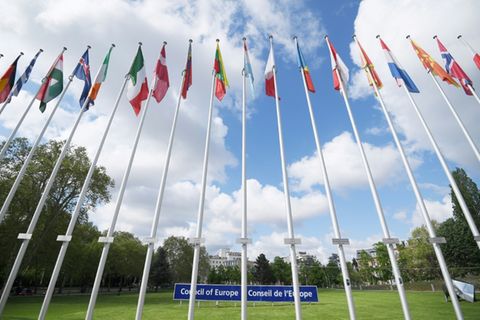 Flaggen vor dem Europarat in Straßburg