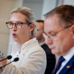 Die AfD-Chefs Alice Weidel und Tino Chrupalla geben ein Pressestatement