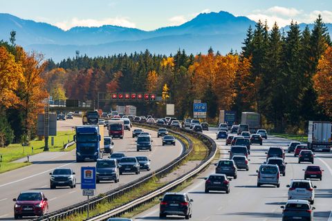 Für die Herbstferien erwartet der ADAC Staus auch auf Autobahnen in Bayern. Foto: Peter Kneffel/dpa