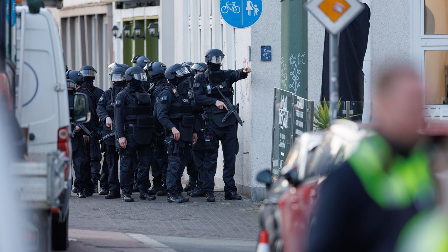 Nach den Schüssen vor dem Landgericht sichern Spezialkräfte der Polizei den Bereich. (Archivbild) Foto: Friso Gentsch/dpa Nach den Schüssen vor dem Landgericht sichern Spezialkräfte der Polizei den Bereich. (Archivbild) Foto: Friso Gentsch/dpa