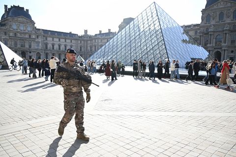 Frankreichs Kulturministerin sagt noch in diesem Jahr neue Sicherheitsmaßnahmen für das Louvre-Museum zu. (Archivbild) Foto: Emm