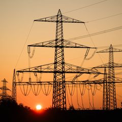 Stromkunden können mit Entlastung bei Netzentgelten rechnen (Archivbild). Foto: Julian Stratenschulte/dpa