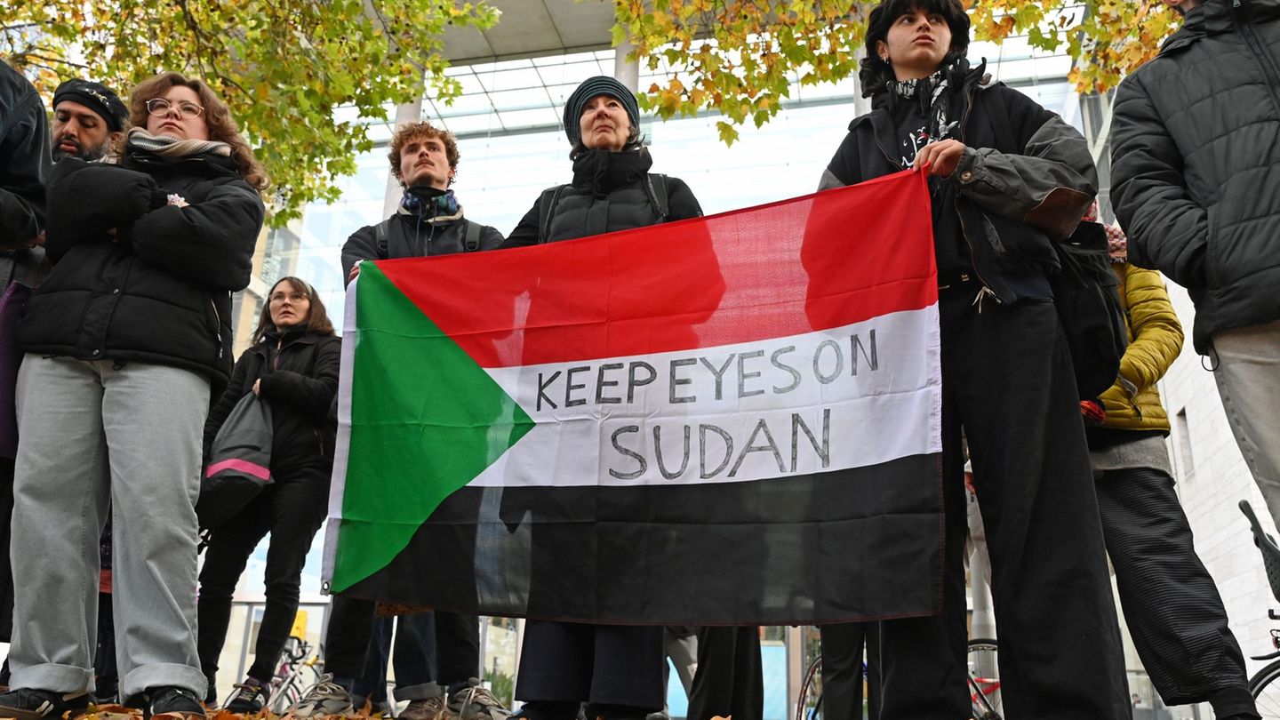 Protest am Auswärtigen Amt: Demonstranten in Berlin fordern "Stoppt den Krieg im Sudan"