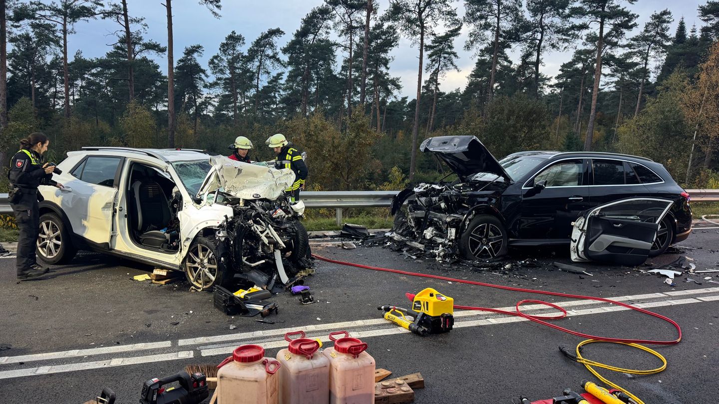 Der 63-jährige Autofahrer starb am Unfallort, die Familie aus dem anderen Wagen wurde ins Krankenhaus gebracht. Foto: Matthias B Der 63-jährige Autofahrer starb am Unfallort, die Familie aus dem anderen Wagen wurde ins Krankenhaus gebracht. Foto: Matthias B