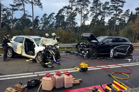 Der 63-jährige Autofahrer starb am Unfallort, die Familie aus dem anderen Wagen wurde ins Krankenhaus gebracht. Foto: Matthias B