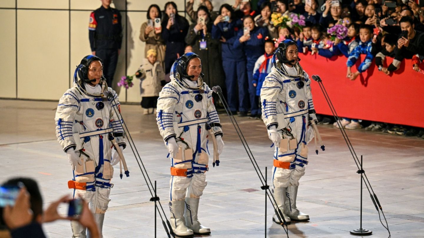 Die drei Taikonauten vor dem Start ihrer Rakete Die drei Taikonauten vor dem Start ihrer Rakete
