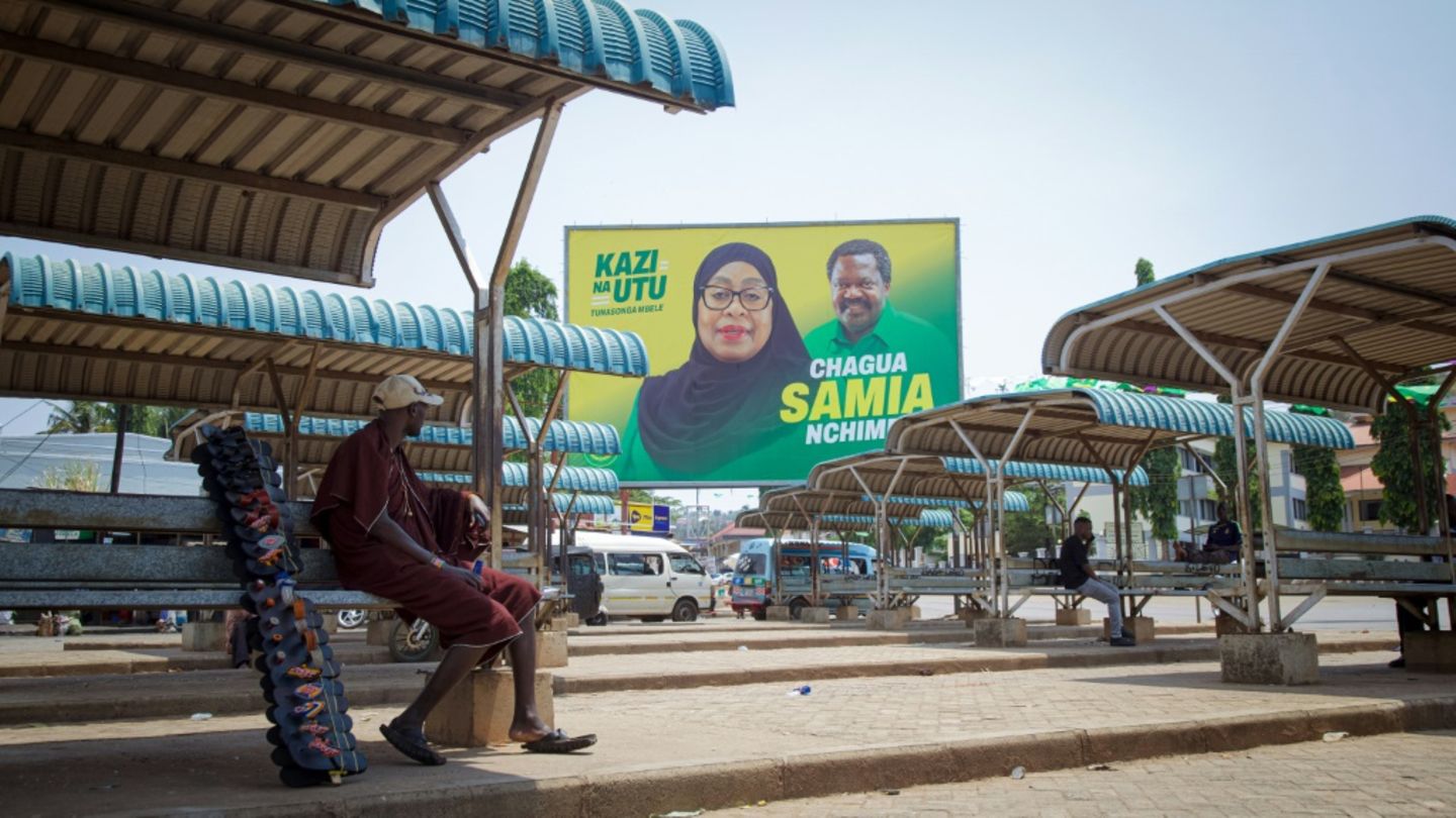 Ein Wahlplakat der Präsidentin Samia Suluhu Hassan Ein Wahlplakat der Präsidentin Samia Suluhu Hassan