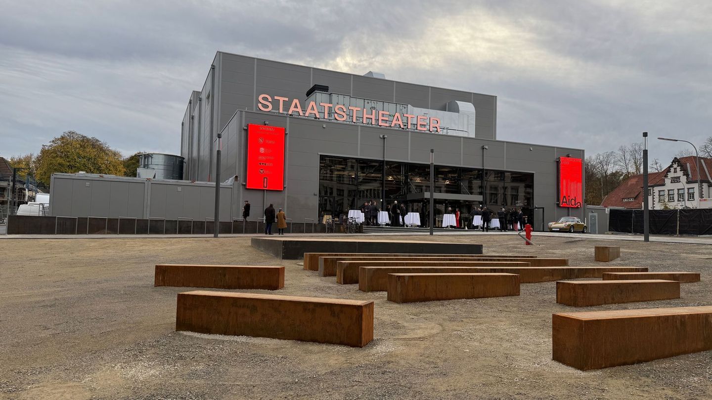 In weniger als zwei Jahren entstand eine flexible Spielstätte, die Oper, Schauspiel, Tanz und Konzert für mindestens sechs Jahre In weniger als zwei Jahren entstand eine flexible Spielstätte, die Oper, Schauspiel, Tanz und Konzert für mindestens sechs Jahre