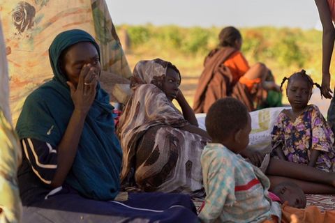 Sudan: Vertriebene Kinder und Familien aus Al-Faschir in einem Flüchtlingslager Sudan: Vertriebene Kinder und Familien aus Al-Faschir in einem Flüchtlingslager