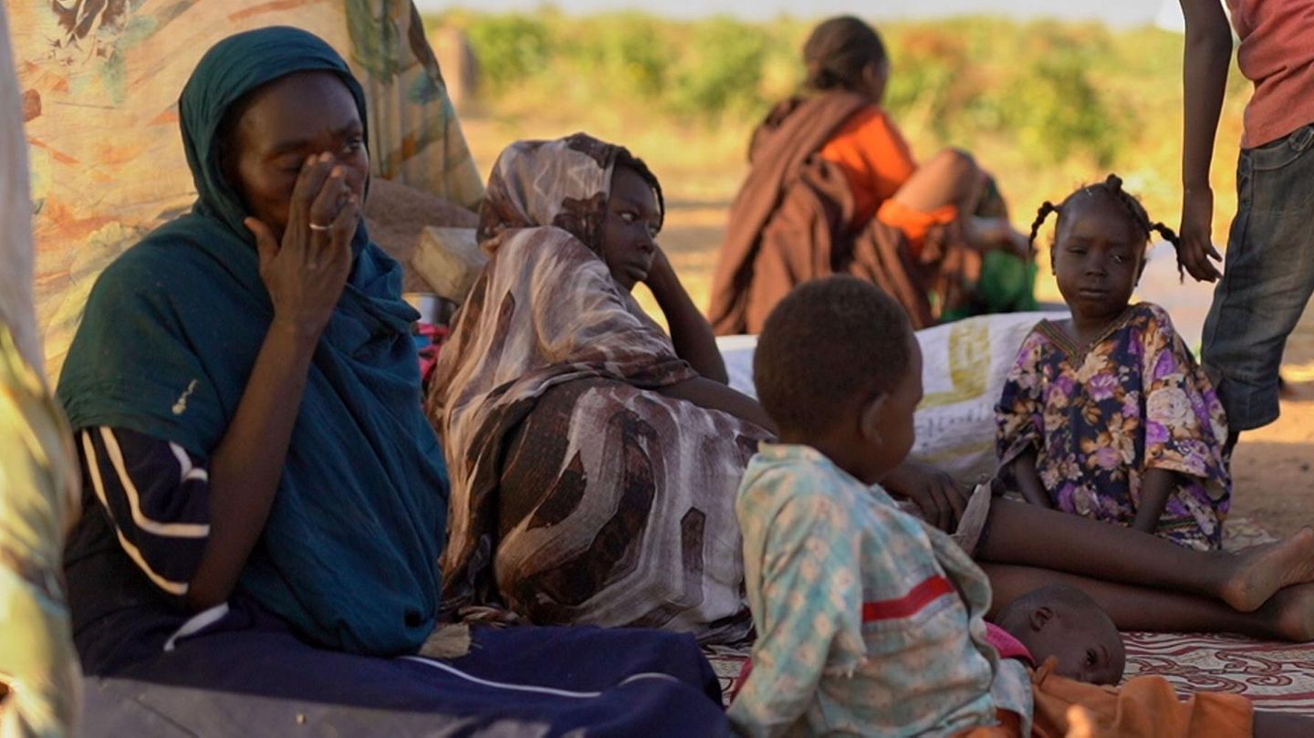 Sudan: Vertriebene Kinder und Familien aus Al-Faschir in einem Flüchtlingslager Sudan: Vertriebene Kinder und Familien aus Al-Faschir in einem Flüchtlingslager