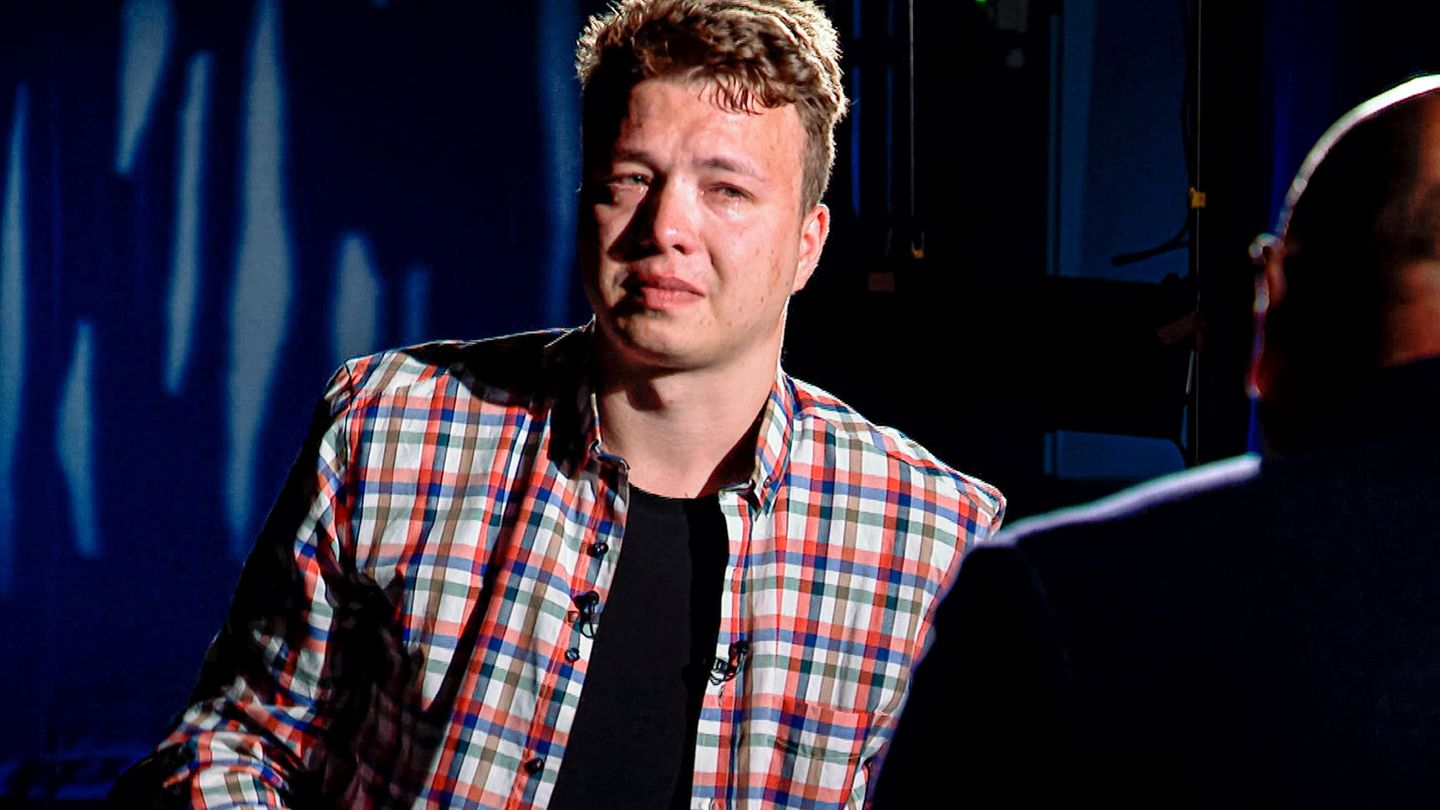 Der belarussische Blogger Roman Protassewitsch soll schon bei seiner Festnahme in einem in Minsk zur Landung gezwungenen Flugzeu Der belarussische Blogger Roman Protassewitsch soll schon bei seiner Festnahme in einem in Minsk zur Landung gezwungenen Flugzeu