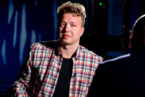 Der belarussische Blogger Roman Protassewitsch soll schon bei seiner Festnahme in einem in Minsk zur Landung gezwungenen Flugzeu Der belarussische Blogger Roman Protassewitsch soll schon bei seiner Festnahme in einem in Minsk zur Landung gezwungenen Flugzeu