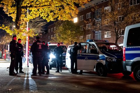 Zu Halloween ist es in der Hansestadt am Abend bislang größtenteils ruhig geblieben. Foto: Daniel Bockwoldt/dpa