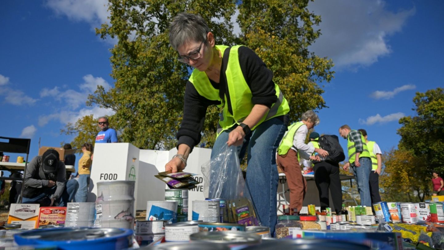 Frewillige verteilen Lebensmittel in Washington Frewillige verteilen Lebensmittel in Washington