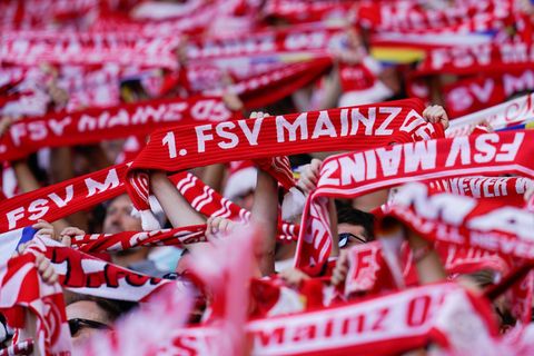 Die Fans von Mainz 05 hoffen auf den ersten Liga-Heimsieg. Foto: Uwe Anspach/dpa