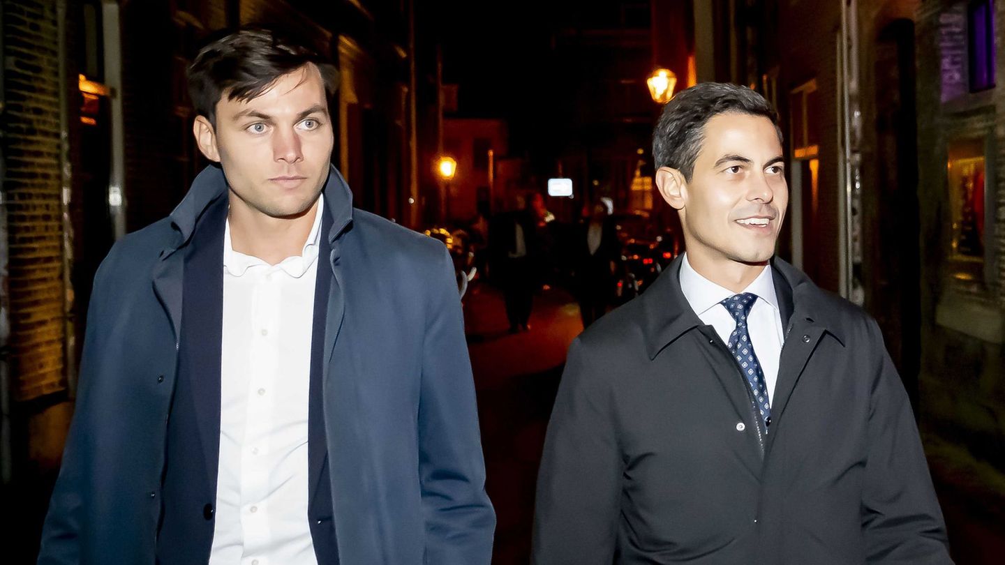 Rob Jetten (r), Vorsitzender der Partei D66, trat am Wahlabend mit seinem Verlobten Nicolás Keenan auf. Foto: Robin Utrecht/ANP/ Rob Jetten (r), Vorsitzender der Partei D66, trat am Wahlabend mit seinem Verlobten Nicolás Keenan auf. Foto: Robin Utrecht/ANP/