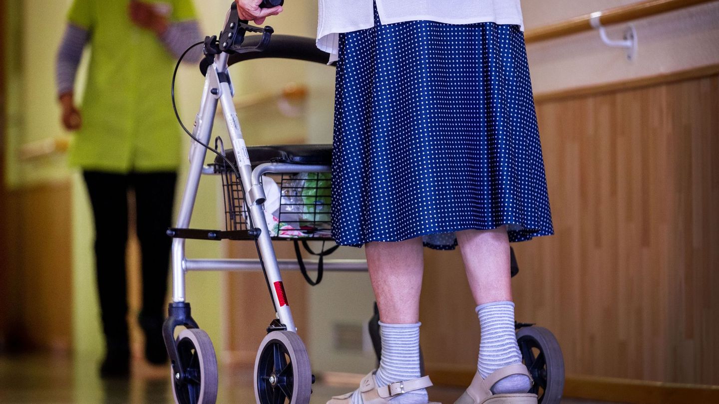 Die Löhne für Pflegekräfte steigen - damit aber auch der Eigenanteil für die Bewohner. (Archivbild) Foto: Jens Büttner/dpa