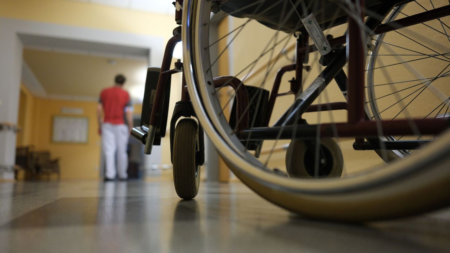 Pflegekräfte bekommen mehr Geld als noch vor einem Jahr. (Symbolbild) Foto: Sebastian Willnow/dpa