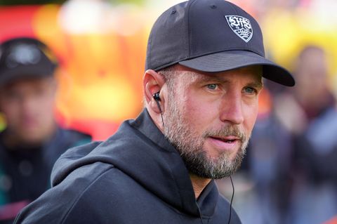 VfB-Trainer Sebastian Hoeneß freut sich auf den Härtetest bei RB Leipzig. Foto: Soeren Stache/dpa