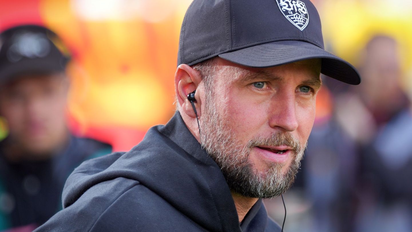 VfB-Trainer Sebastian Hoeneß freut sich auf den Härtetest bei RB Leipzig. Foto: Soeren Stache/dpa