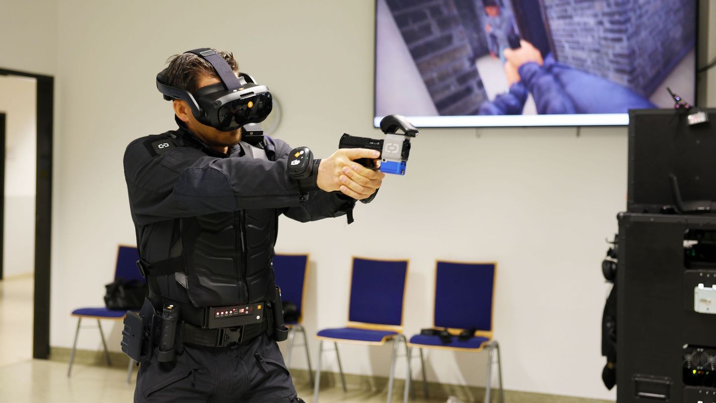 Auch der Einsatz von Schusswaffen ist der Teil des virtuellen Einsatzes. Foto: Stefan Rampfel/dpa Auch der Einsatz von Schusswaffen ist der Teil des virtuellen Einsatzes. Foto: Stefan Rampfel/dpa