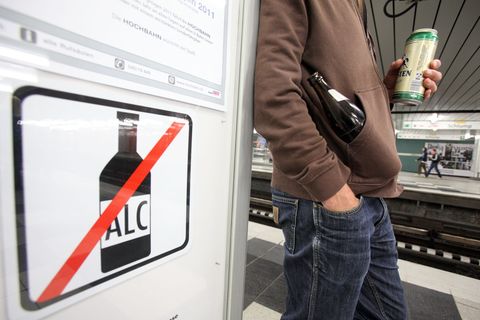 Ab dem 1. November gilt am Bahnhof Hamburg-Altona ein Alkoholverbot. Foto: picture alliance / dpa