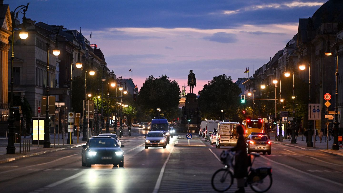 Bei der Straßenbeleuchtung sieht der Berliner Senat an vielen Stellen noch Handlungsbedarf. (Archivbild) Foto: Jens Kalaene/dpa Bei der Straßenbeleuchtung sieht der Berliner Senat an vielen Stellen noch Handlungsbedarf. (Archivbild) Foto: Jens Kalaene/dpa