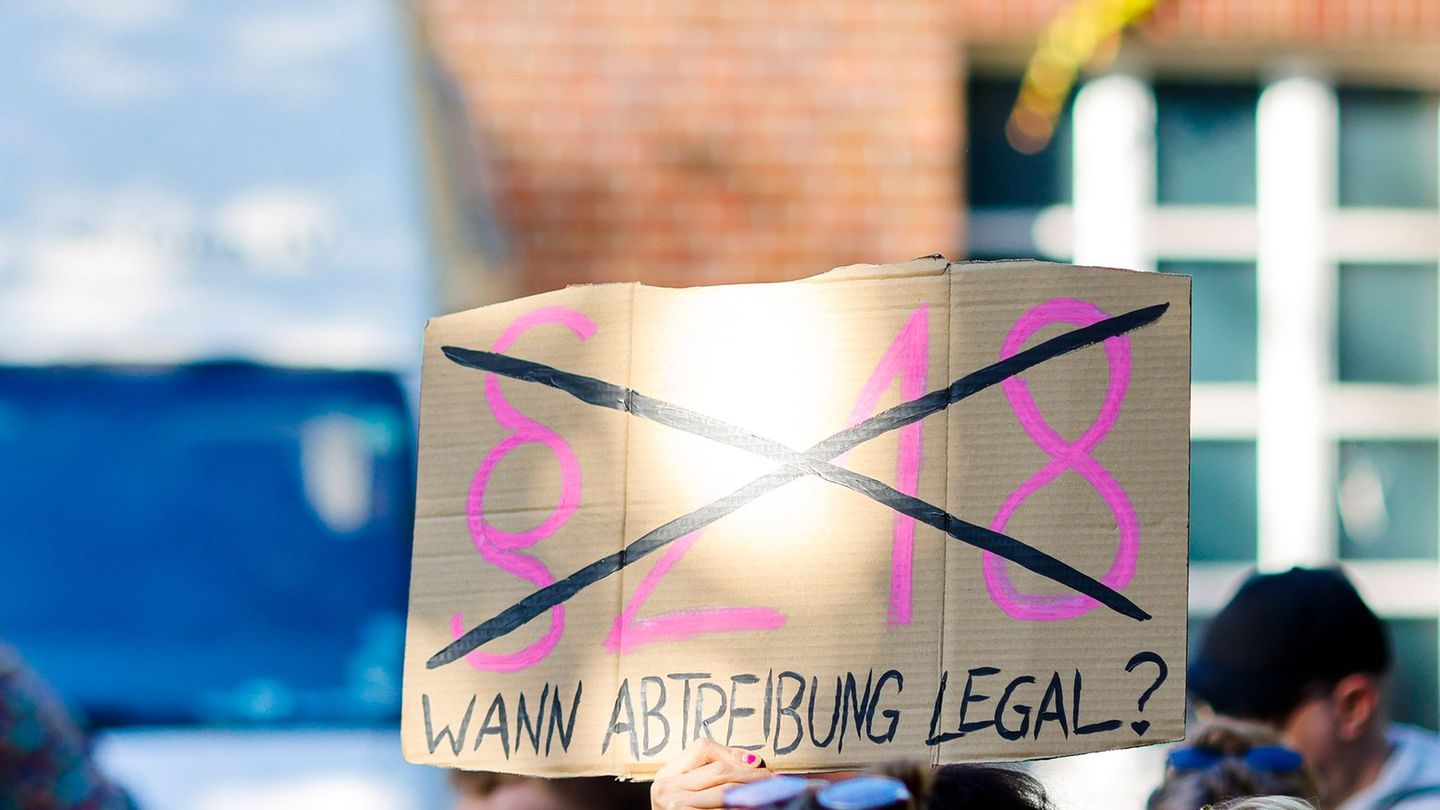 Mecklenburg-Vorpommerns Justizministerin Jacqueline Bernhardt (Linke) will bei der Justizministerkonferenz am 6. und 7. November