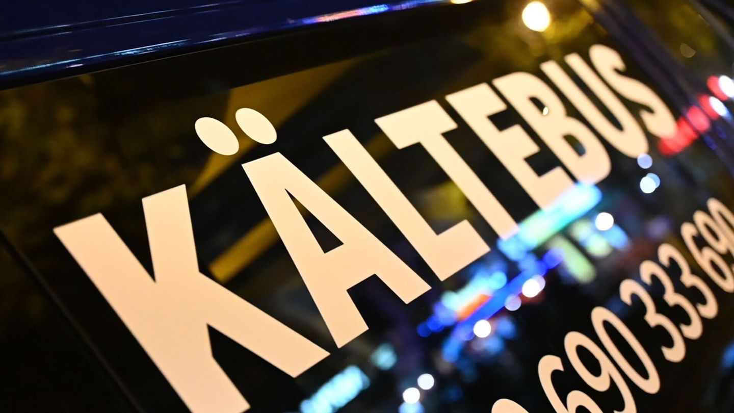 Ab jetzt sind wieder Kältebusse in Berlin unterwegs. (Archivbild) Foto: Sven Käuler/dpa