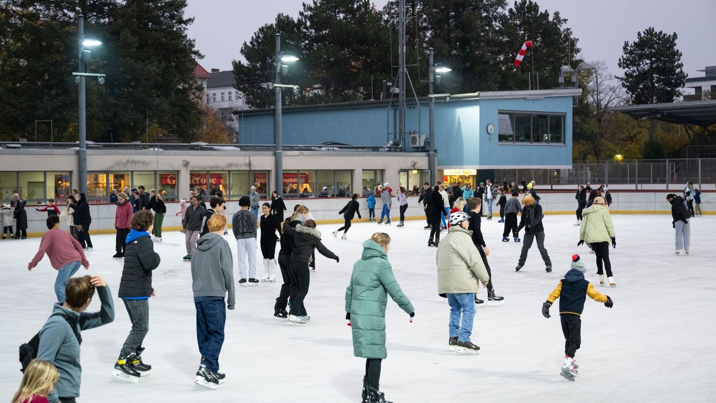 Im Neuköllner Eisstadion konnten schon am Freitag die ersten Bahnen gedreht werden. (Archivbild) Foto: Soeren Stache/dpa Im Neuköllner Eisstadion konnten schon am Freitag die ersten Bahnen gedreht werden. (Archivbild) Foto: Soeren Stache/dpa