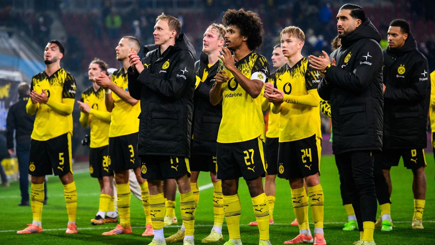 Hauptsache gewonnen: Dortmunds Spieler nach dem 1:0 in Augsburg vor ihren mitgereisten Fans. Foto: Tom Weller/dpa Hauptsache gewonnen: Dortmunds Spieler nach dem 1:0 in Augsburg vor ihren mitgereisten Fans. Foto: Tom Weller/dpa