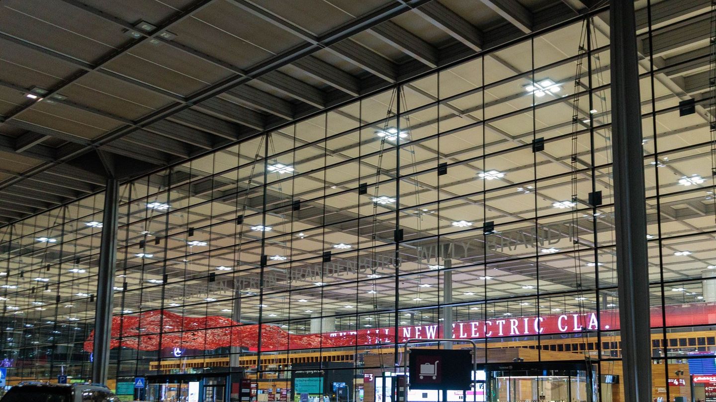 Der Flugverkehr wurde nach der Sichtung für knapp zwei Stunden eingestellt. Foto: Carsten Koall/dpa Der Flugverkehr wurde nach der Sichtung für knapp zwei Stunden eingestellt. Foto: Carsten Koall/dpa