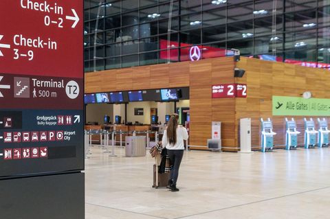 Nach zwei Stunden teilte ein Flughafensprecher in Berlin mit: "Wir gehen davon aus, dass die Gefahr erstmal gebannt ist." Nach zwei Stunden teilte ein Flughafensprecher in Berlin mit: "Wir gehen davon aus, dass die Gefahr erstmal gebannt ist."